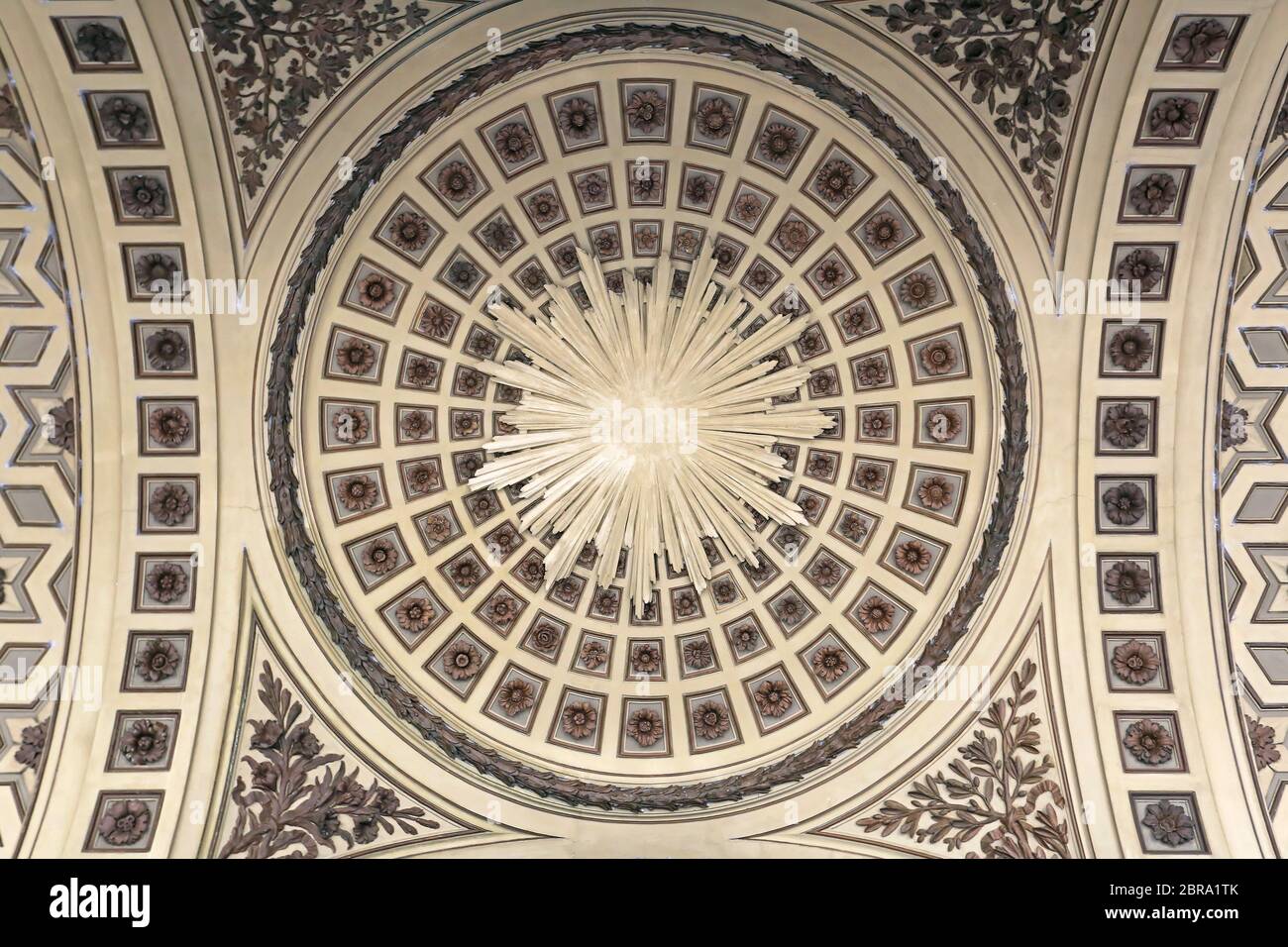 Innenraum der Kirche Kuppeldach Einrichtung in Rom Stockfoto