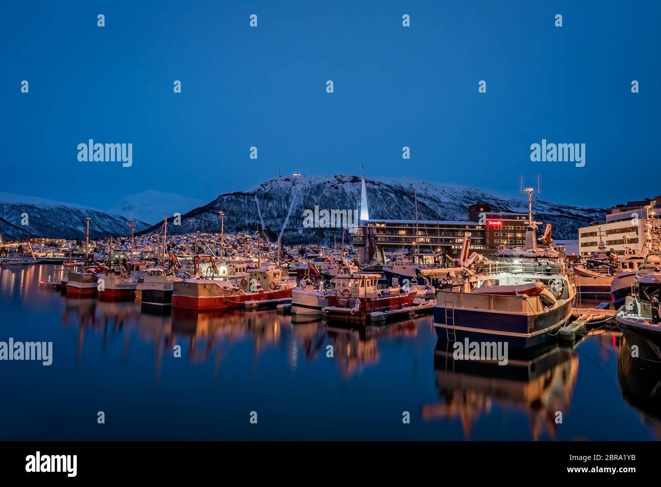 Tromsø, Norwegen - Dezember 2018: die Boote im Hafen und Hafen in Tromsoysundet Meerenge in Tromsø im Winter bei Nacht Stockfoto