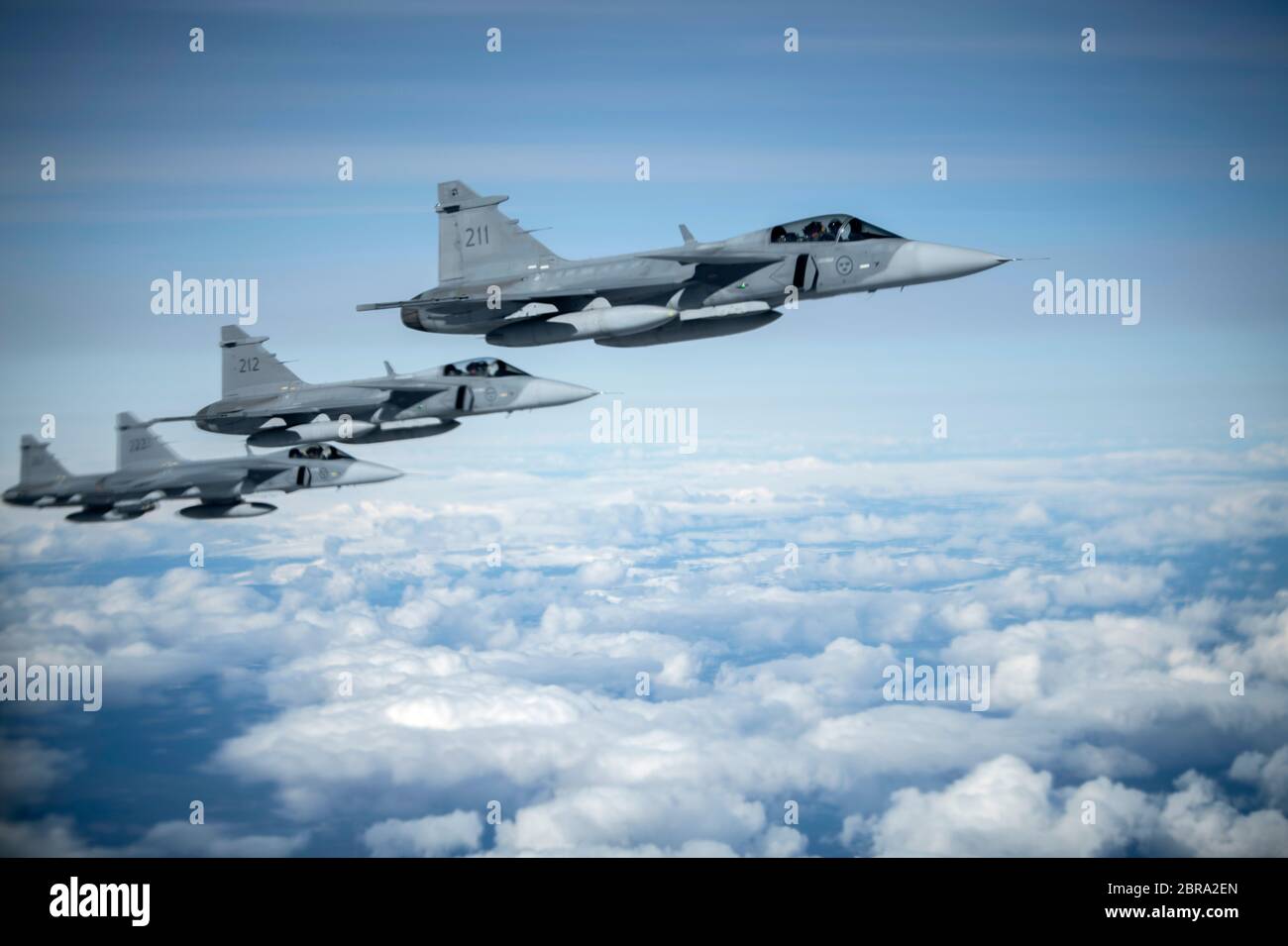 Schwedische Streitkräfte Gripens fliegen in Formation während einer Bomber Task Force Europe Mission über Schweden, 20. Mai 2020. Die Ausbildung mit unseren NATO-Verbündeten und Partnerländern trägt zu einer verbesserten Widerstandsfähigkeit und Interoperabilität bei und ermöglicht uns, dauerhafte Beziehungen aufzubauen, die für die Bewältigung der breiten Palette globaler Herausforderungen erforderlich sind. (USA Air Force Foto von Tech. Sgt. Emerson Nuñez) Stockfoto