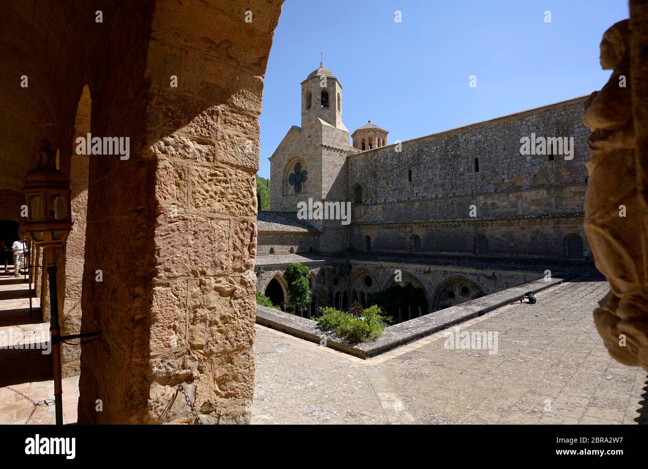 Torbogen im Obergeschoss des Klosters mit Glockenturm im Hintergrund. Abbaye Sainte-Marie de Fontfroide oder Fontfroide Abbey. Narbonne, Aude Department, Occitanie, Frankreich, Stockfoto