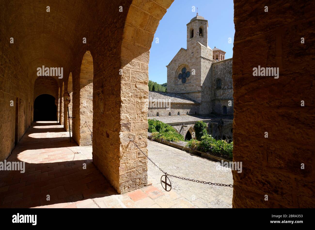 Torbogen im Obergeschoss des Klosters mit Glockenturm im Hintergrund. Abbaye Sainte-Marie de Fontfroide oder Fontfroide Abbey. Narbonne, Aude Department, Occitanie, Frankreich, Stockfoto