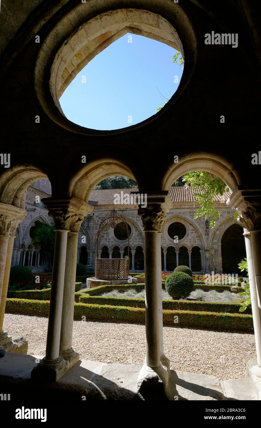 Kloster und Garten von Abbaye Sainte-Marie de Fontfroide oder Fontfroide Abtei in der Nähe von Narbonne, Aude Department, Occitanie, Frankreich, Stockfoto