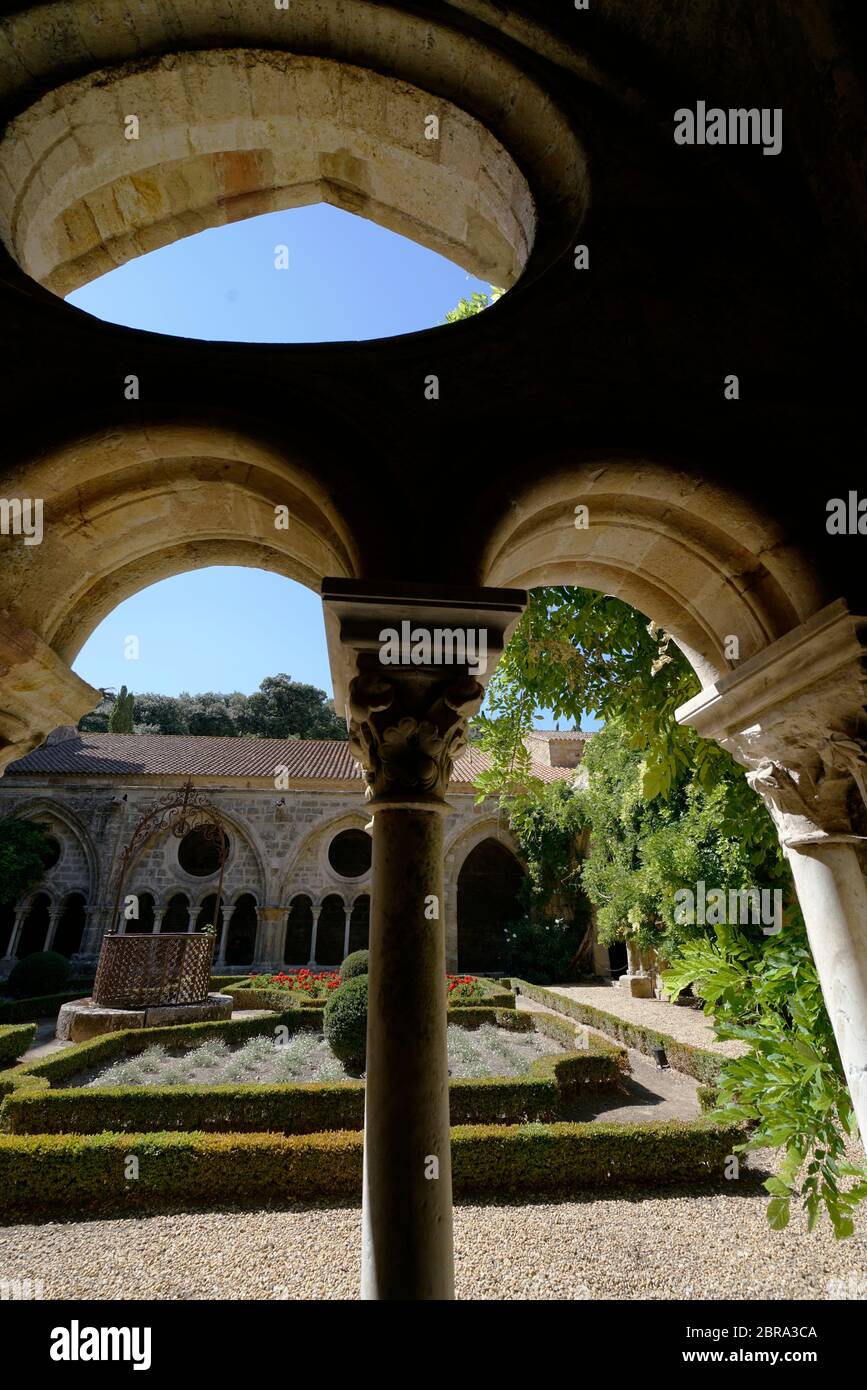 Kloster und Garten von Abbaye Sainte-Marie de Fontfroide oder Fontfroide Abtei in der Nähe von Narbonne, Aude Department, Occitanie, Frankreich, Stockfoto
