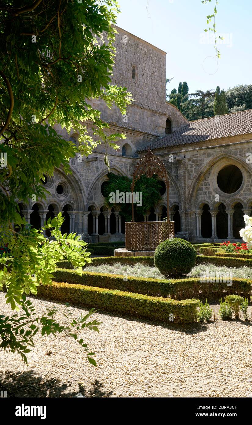 Kloster und Garten von Abbaye Sainte-Marie de Fontfroide oder Fontfroide Abtei in der Nähe von Narbonne, Aude Department, Occitanie, Frankreich, Stockfoto