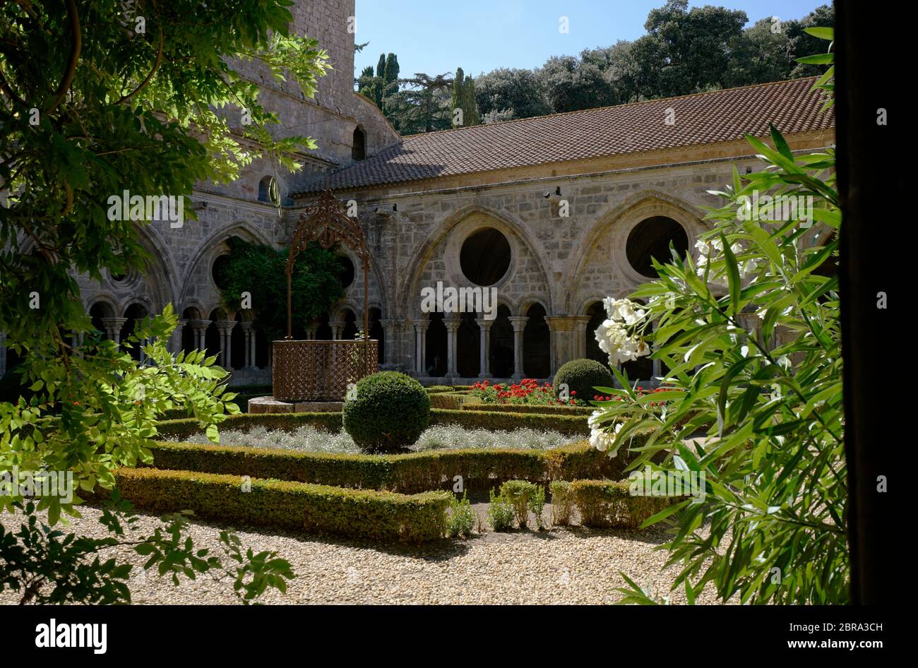 Kloster und Garten von Abbaye Sainte-Marie de Fontfroide oder Fontfroide Abtei in der Nähe von Narbonne, Aude Department, Occitanie, Frankreich, Stockfoto