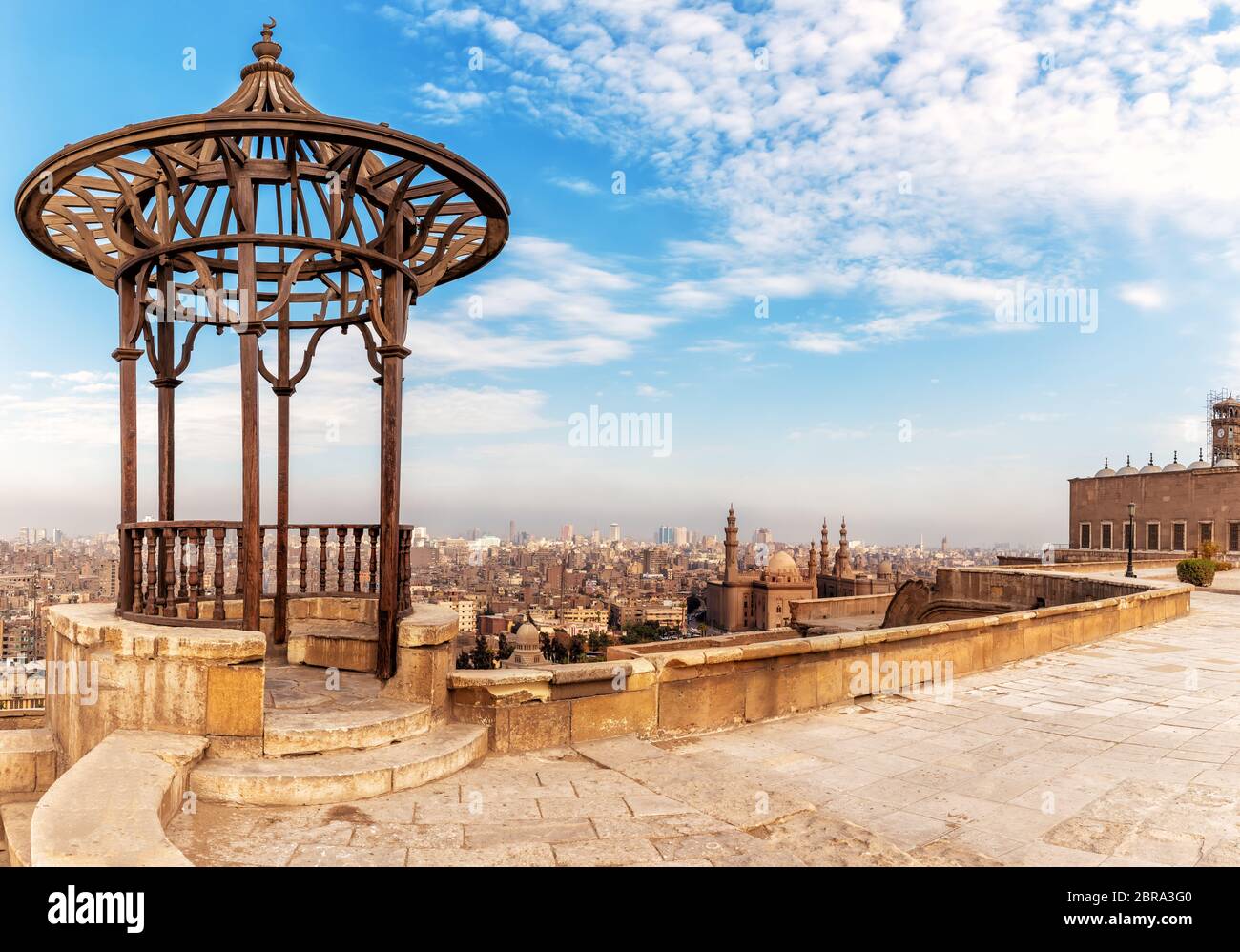 Alte Pavillon auf der Zitadelle Dach und Mosque-Madrassa der Sultan Hassan auf dem Hintergrund, Kairo, Ägypten. Stockfoto