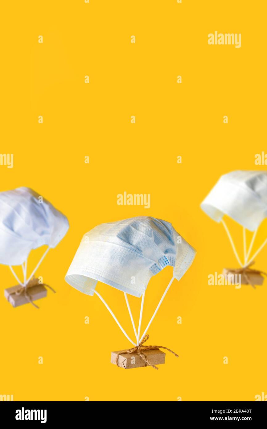 Quarantäne, kontaktlose Lieferung während eines pandemischen Coronavirus Covid-19. Zu Hause bleiben, Online-Shopping, trendy Farbblock Konzept, Box hängen an sli Stockfoto