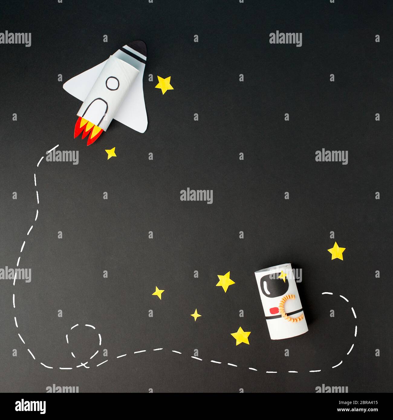 Raumschiff, Shuttle, Rakete und Astronaut auf schwarzem Hintergrund mit Kopierraum für Text. Fernverbindung, Konzept der Geschäftseinführung, Inbetriebnahme, Handcr Stockfoto