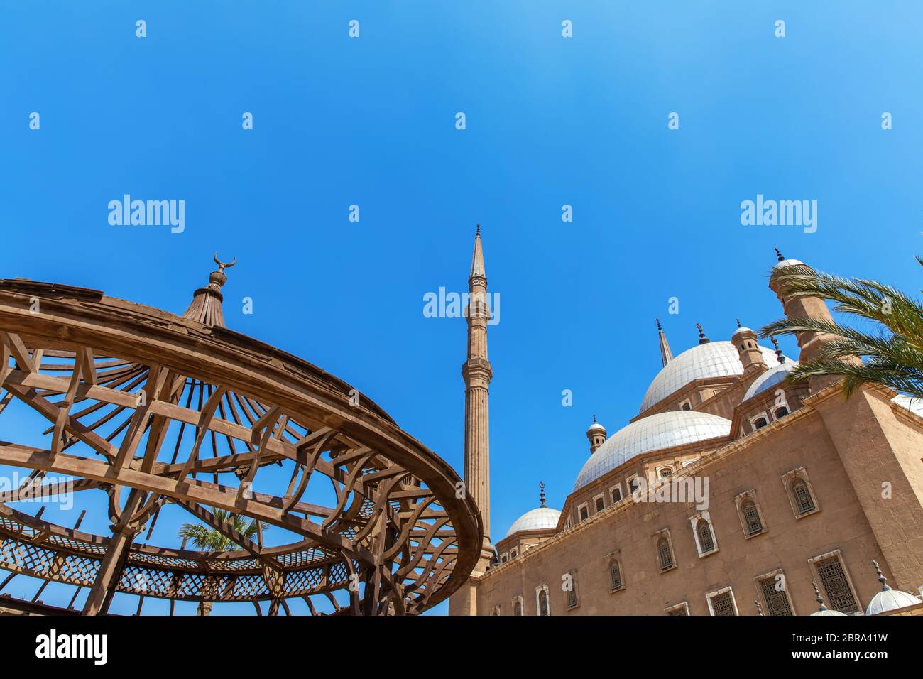 Die Große Moschee von Muhammad Ali Pascha und den Pavillon im Innenhof der Zitadelle, Kairo, Ägypten. Stockfoto