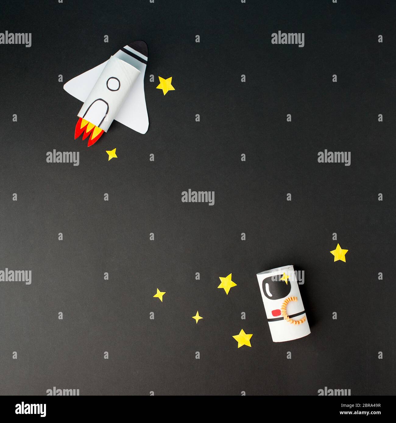 Raumschiff, Shuttle, Rakete und Astronaut auf schwarzem Hintergrund mit Kopierraum für Text. Konzept der Geschäftseinführung, Start-up, Handwerk, diy, kreativ Stockfoto