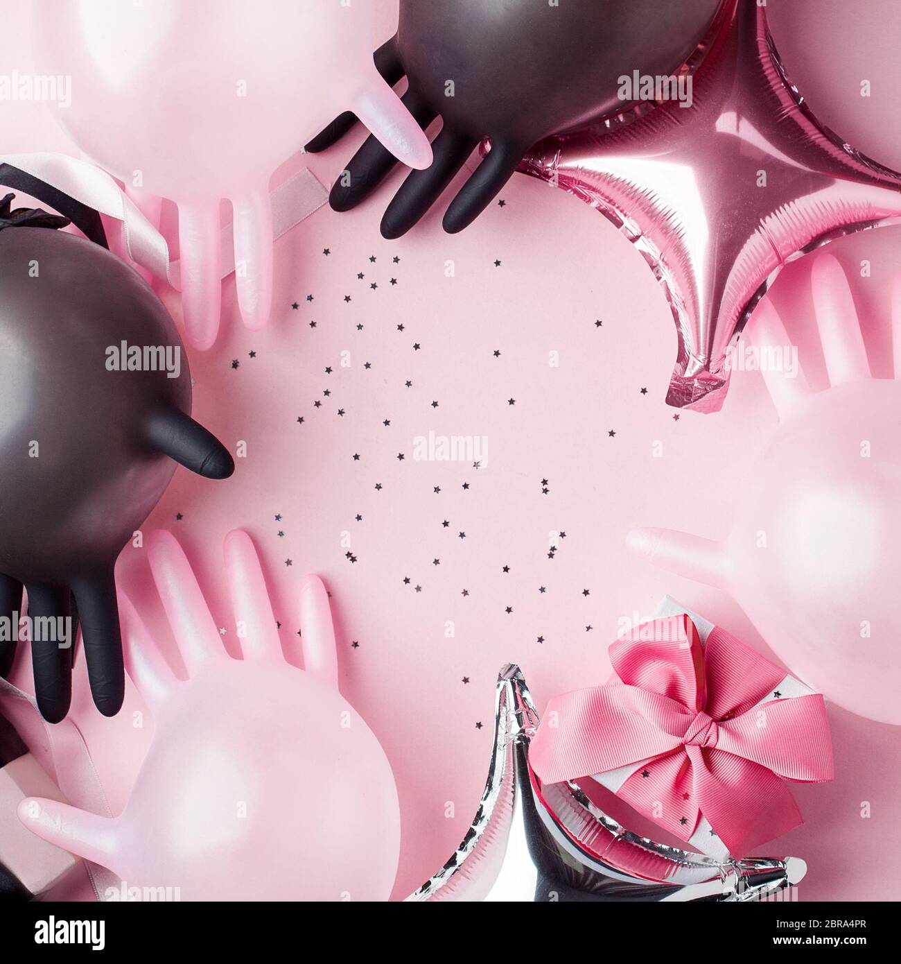Creative Concept Geschenkbox, Party-Dekor und medizinische Handschuhe als Luftballon auf rosa Hintergrund mit Kopierraum. Luxus-Mode, Shopping Pandemie Verkauf CO Stockfoto