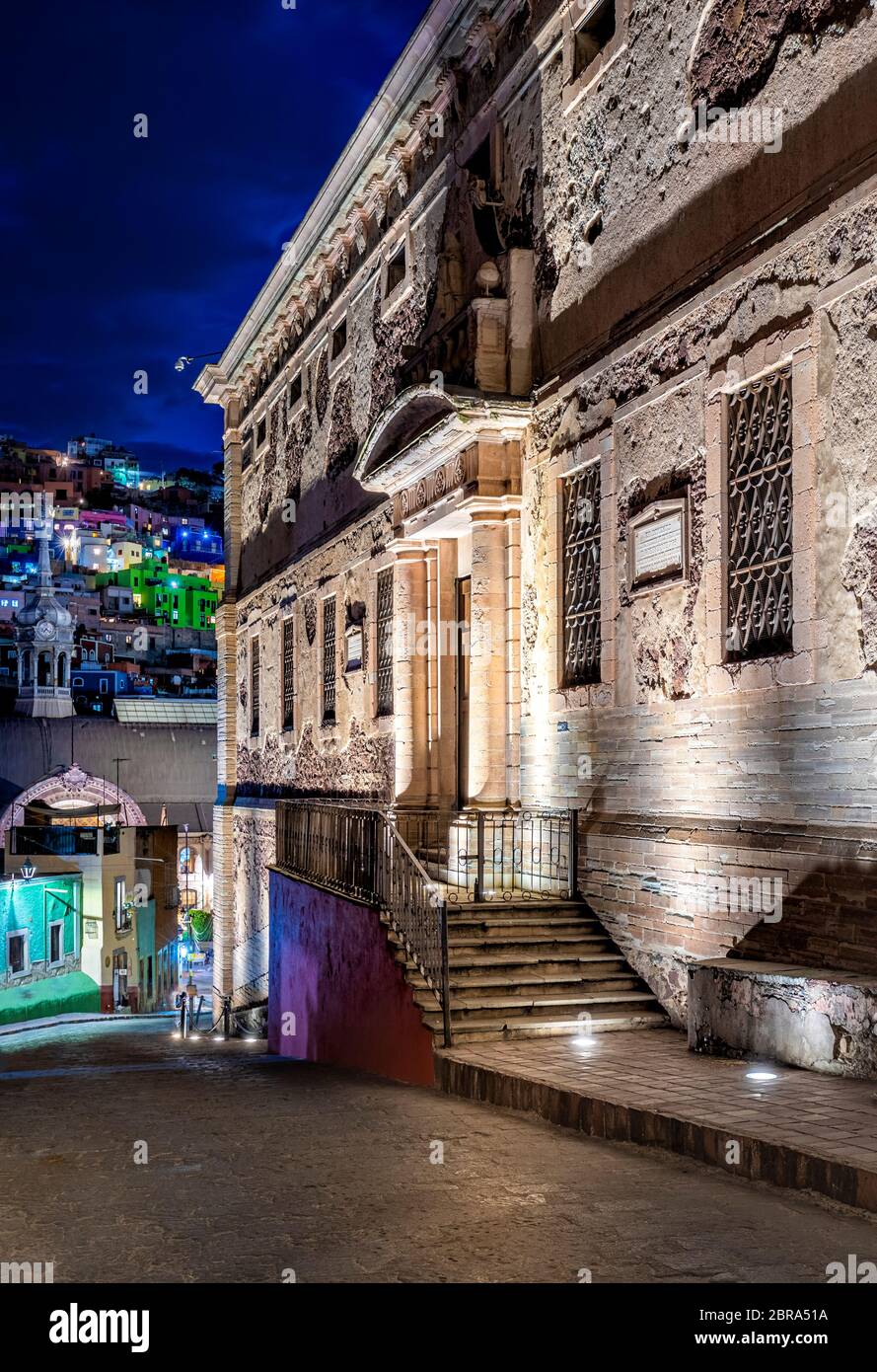 Das historische Alhondiga Gebäude in der Nacht in der Stadt Guanajuato, Mexiko. Stockfoto
