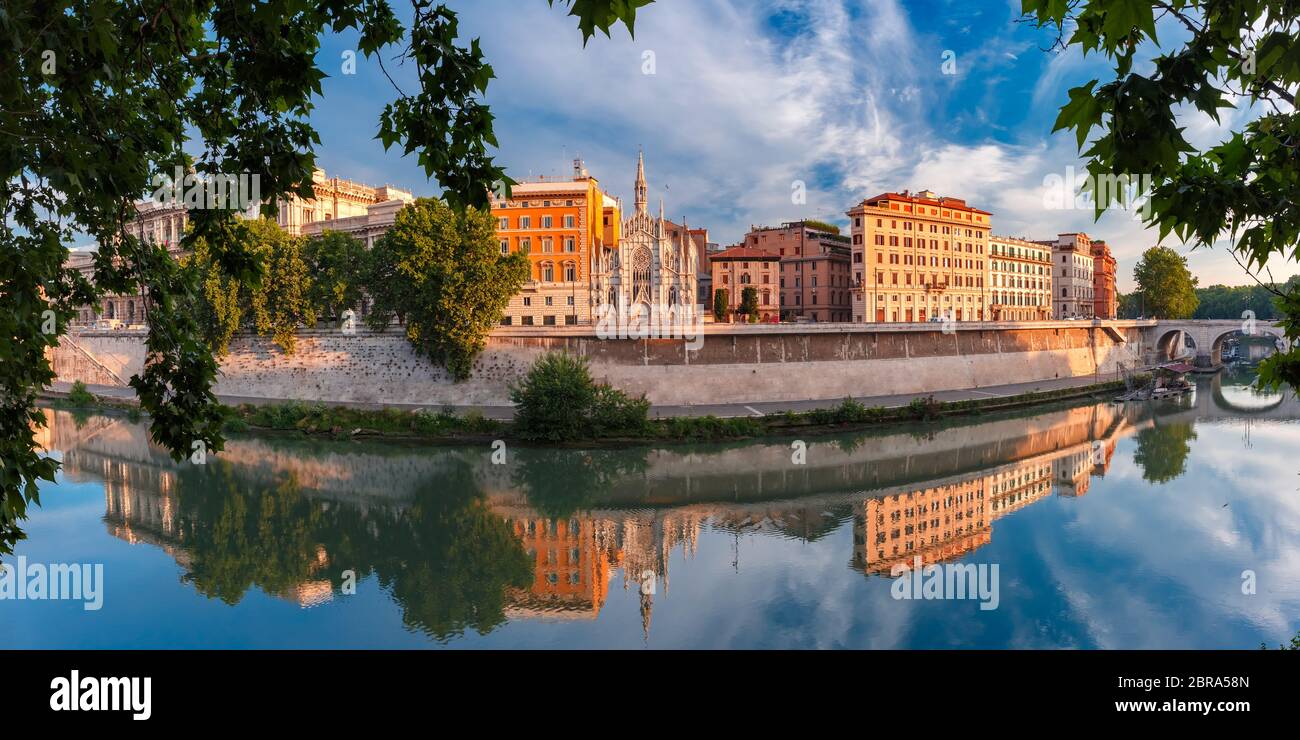 Panoramablick auf den Tiber Riverside mit Kirche vom Heiligen Herzen Jesu in Prati und Spiegelbild am Morgen in Rom, Italien Stockfoto