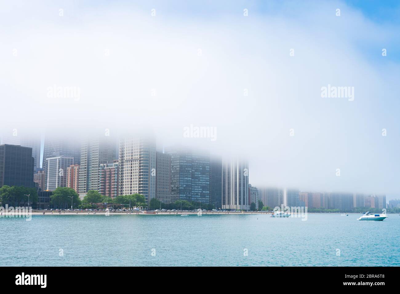 Chicago Skyline versteckt durch eine Nebelwolke über dem Lake Michigan Stockfoto