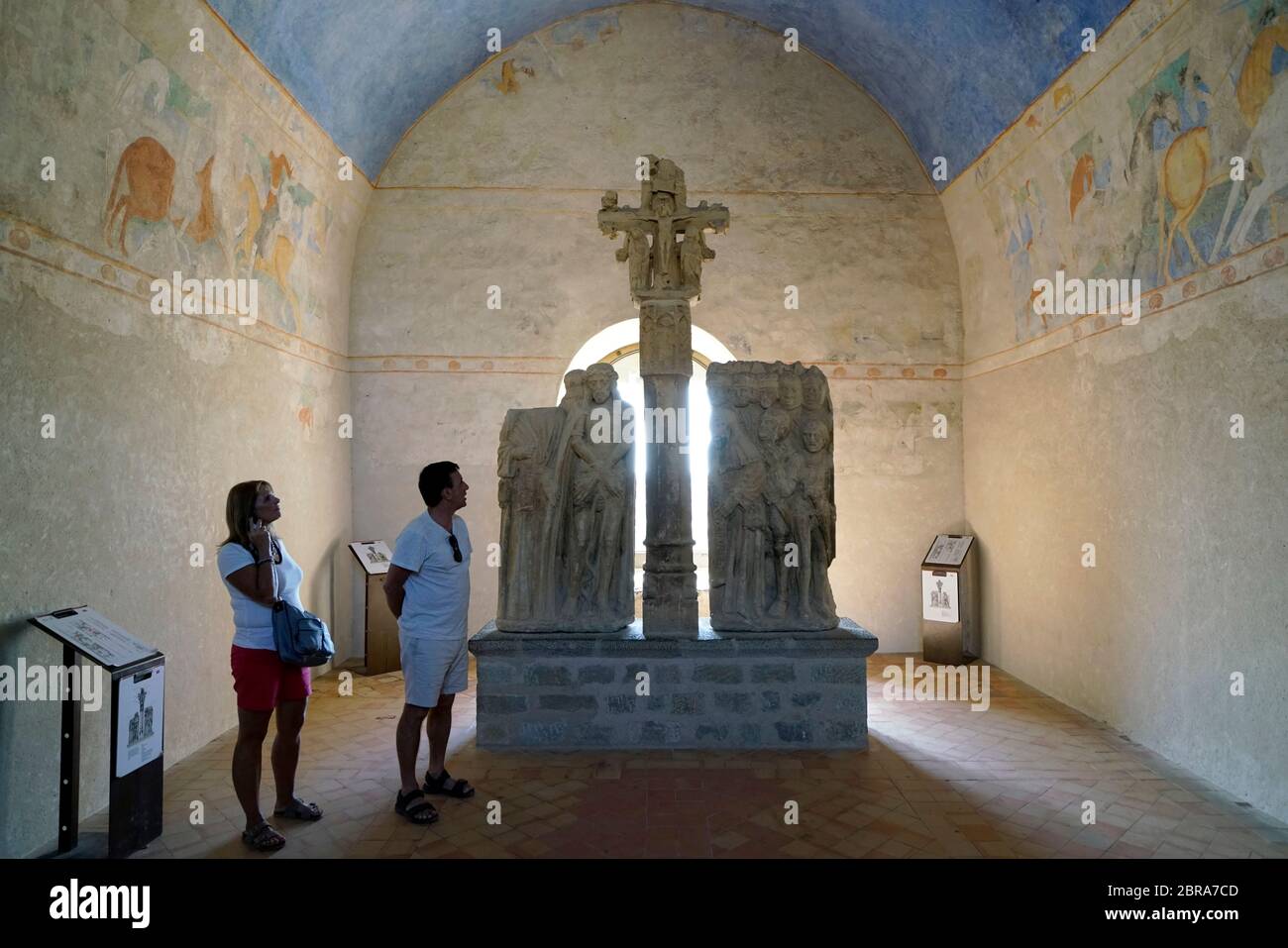 Sandstein Kalvarienberg aus dem 15. Jahrhundert von Villaniere Friedhof in Chateau Comtal.Aude.Occitanie.France Stockfoto