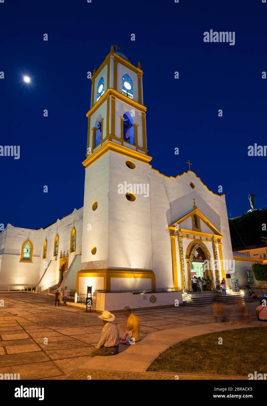 Die Kirche von Papantla, Veracruz, Mexiko in der Dämmerung. Stockfoto