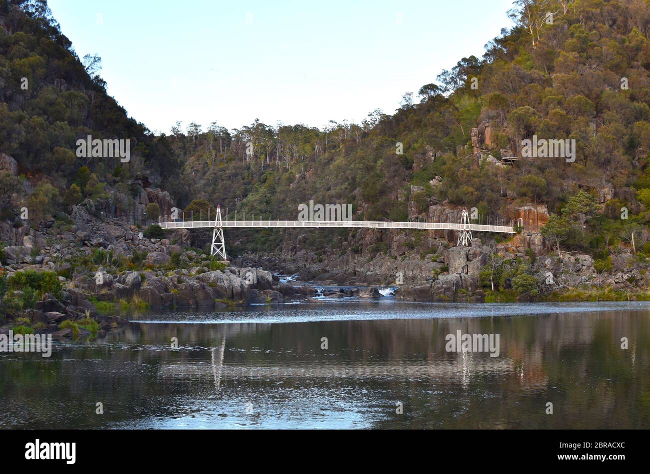 Die Alexandra Bridge, die Cataract Gorge in Launceston, Tasmanien, Australien, überspannt. Stockfoto