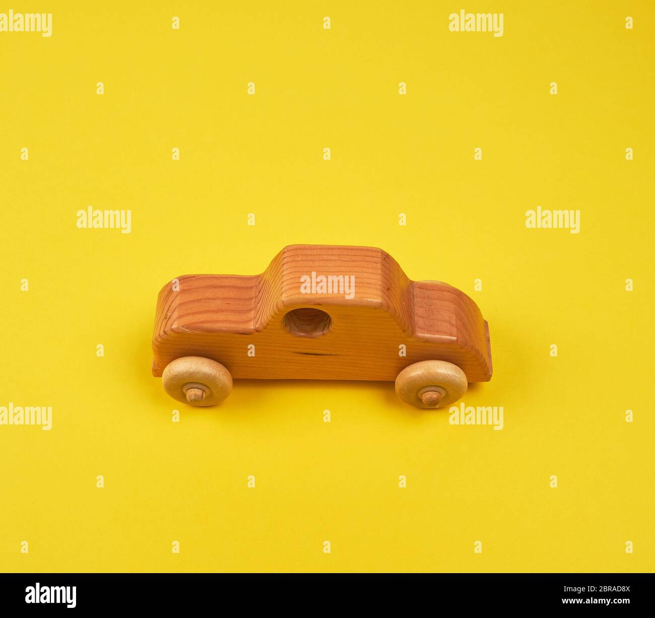 Holz- Kinder Auto auf gelbem Hintergrund, kopieren Raum Stockfoto