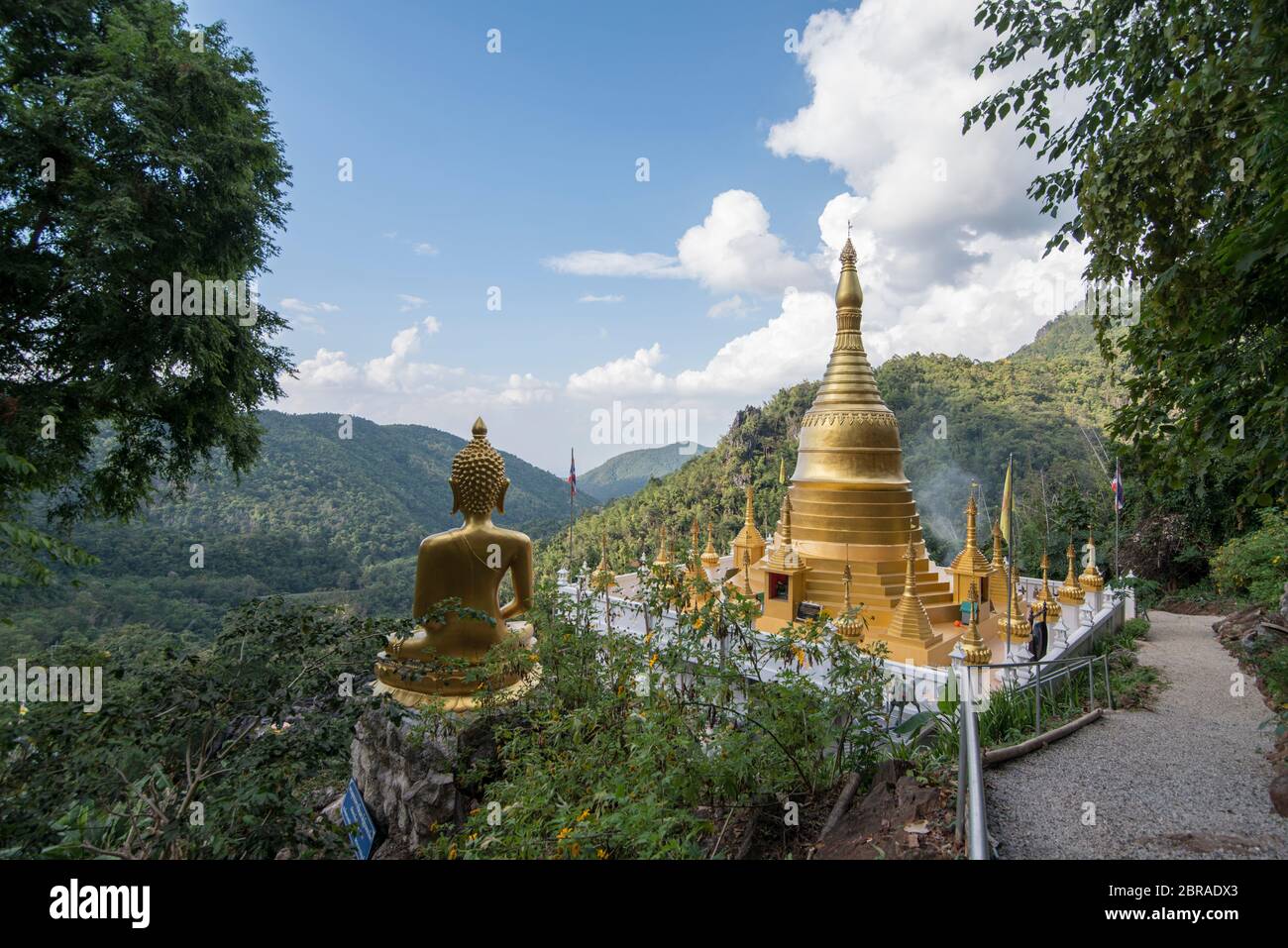 Ein Buddha im Wat Phra That in Khaen Tempel in der Nähe der Stadt Phrae im Norden von Thailand. Thailand, Phrae November, 2018. Stockfoto