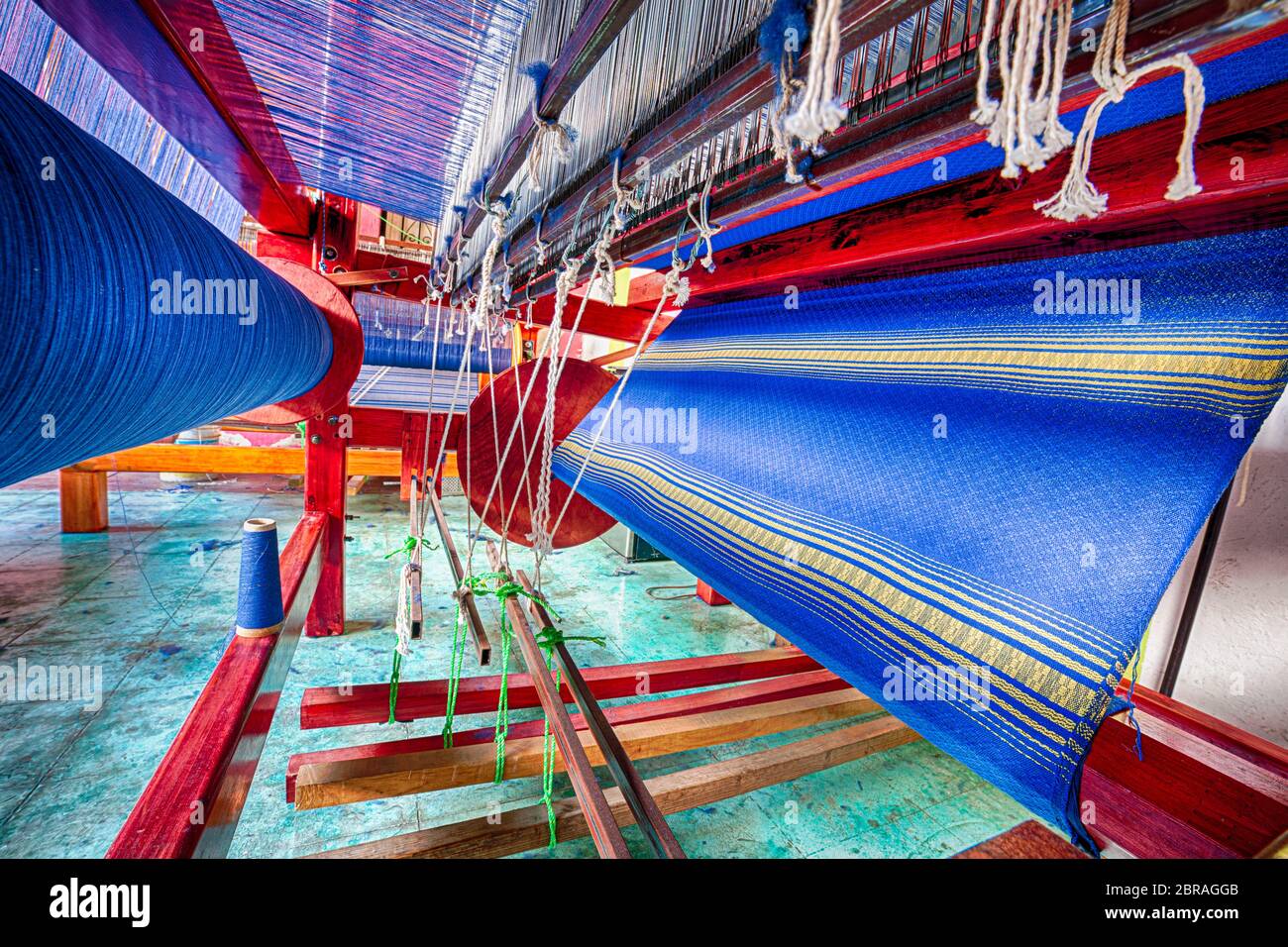 Textilmaterial, das in einem Coop in Oaxaca, Mexiko, auf einem Webstuhl gewebt wird. Stockfoto