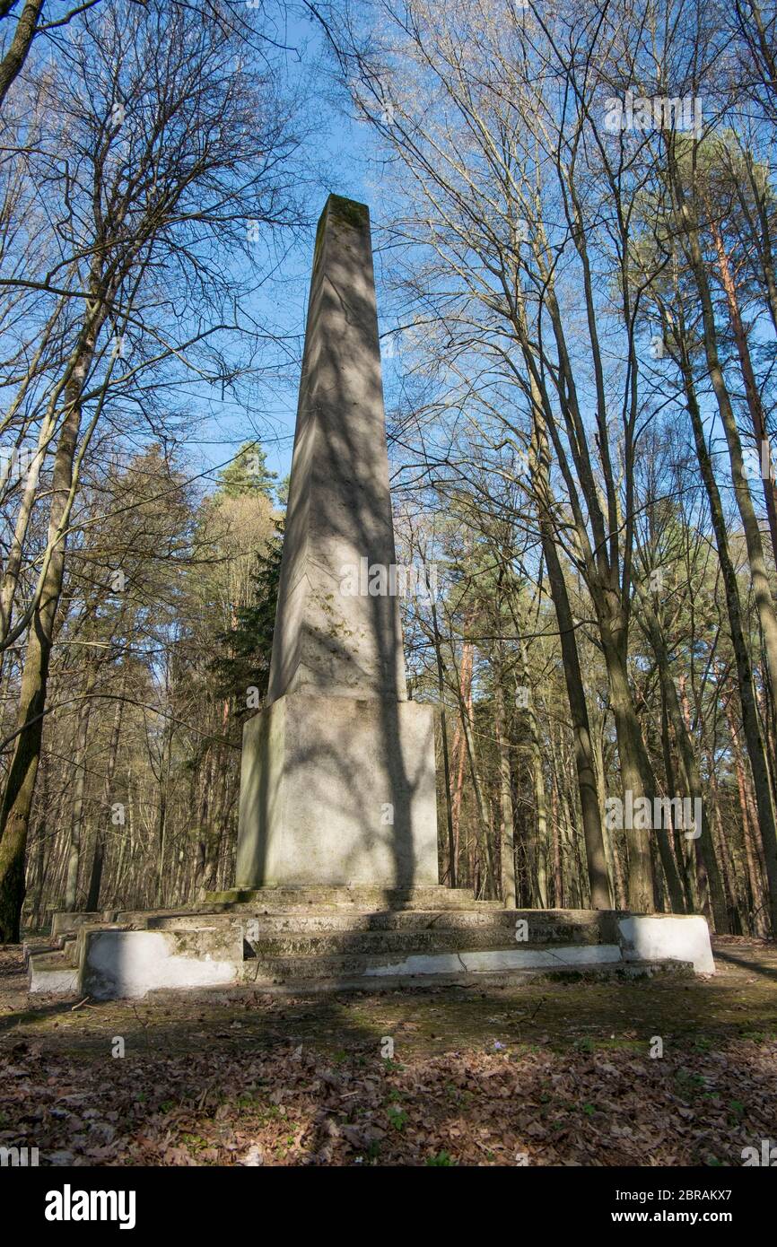 Eine hohe Stele aus Stein. An der jüdischen Hinrichtung, dem Massengrab und der Gedenkstätte im Wald von Vidzgiris bei Alytus, Litauen. Stockfoto
