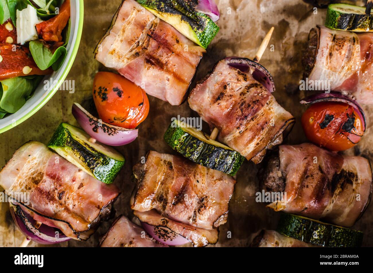 Gegrilltes Rindfleisch-Spieße mit Speck und Zwiebel, Knoblauch und ...
