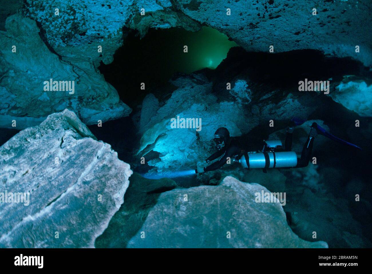 Technischer Sidemount Taucher auf der Cenote Calavera, bekannt als der Tempel des Todes mit einer starken Halokline. Stockfoto