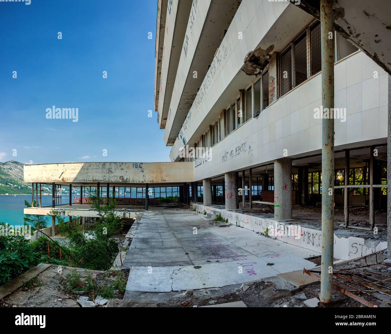 Verlassene ehemalige Hotel in der Nähe von Dubrovnik. Zerstört und im Bürgerkrieg 1991 verlassen Stockfoto