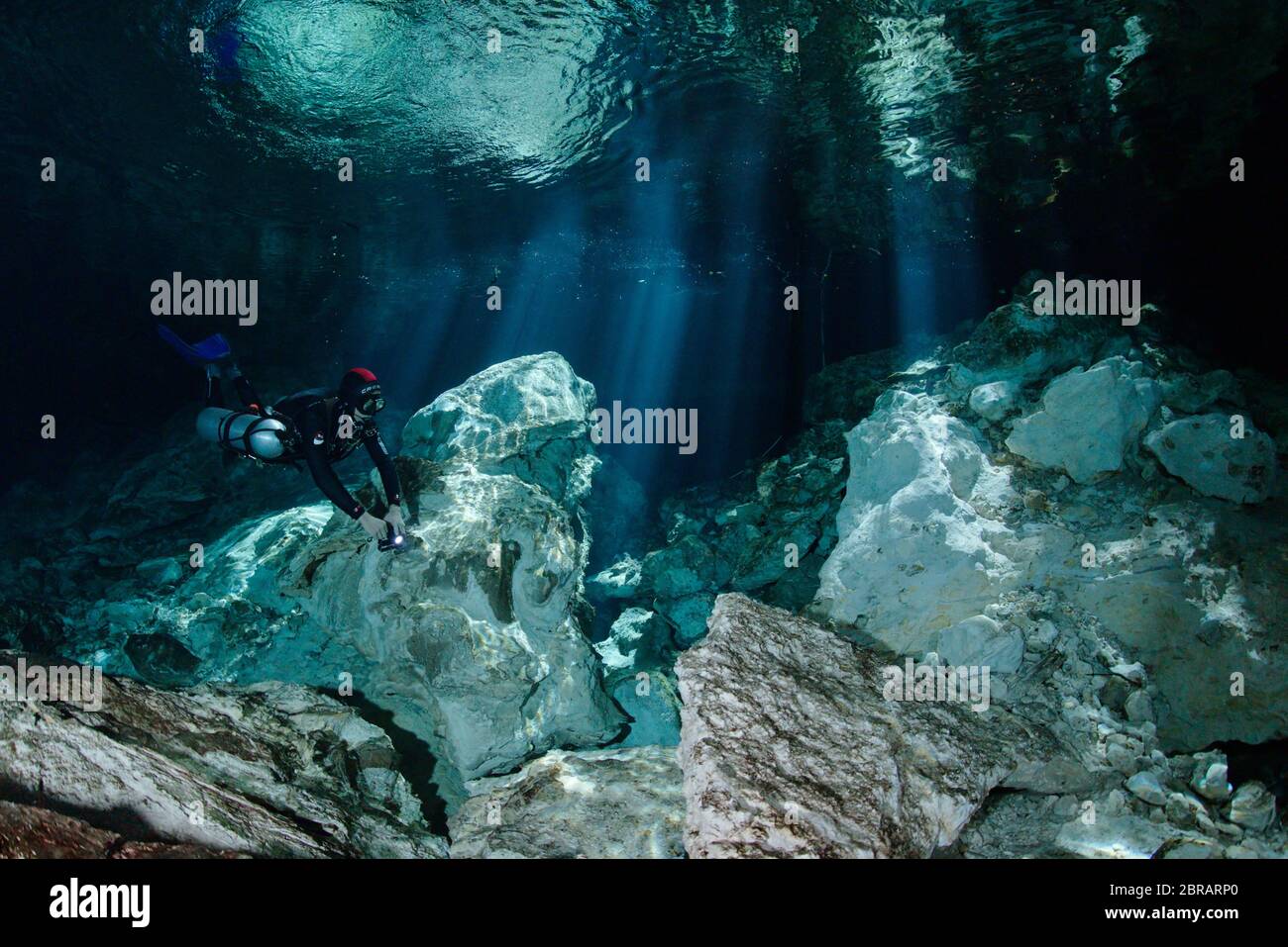 Sidemount technische Taucher schwimmen in der Tajma Ha (Taj Mahal) Cenote in Playa del Carmen. Stockfoto