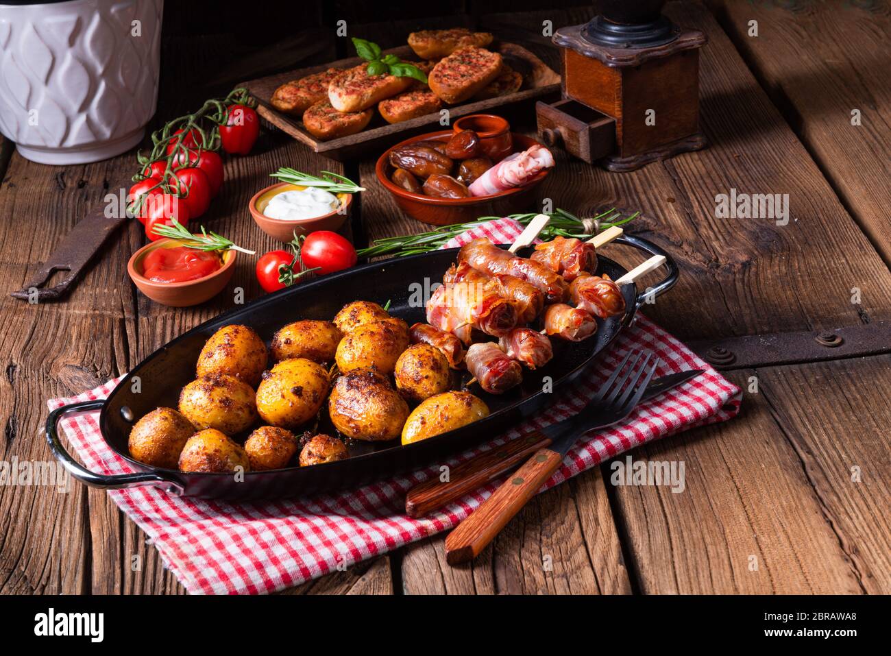 Rustikale Datteln mit Speck und junger gerösteter Kartoffel. Stockfoto