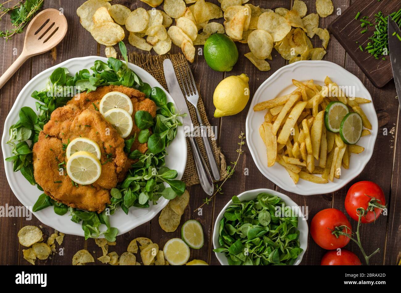 Deutsche Schnitzel mit hausgemachten Pommes frites, Zitronen und ...