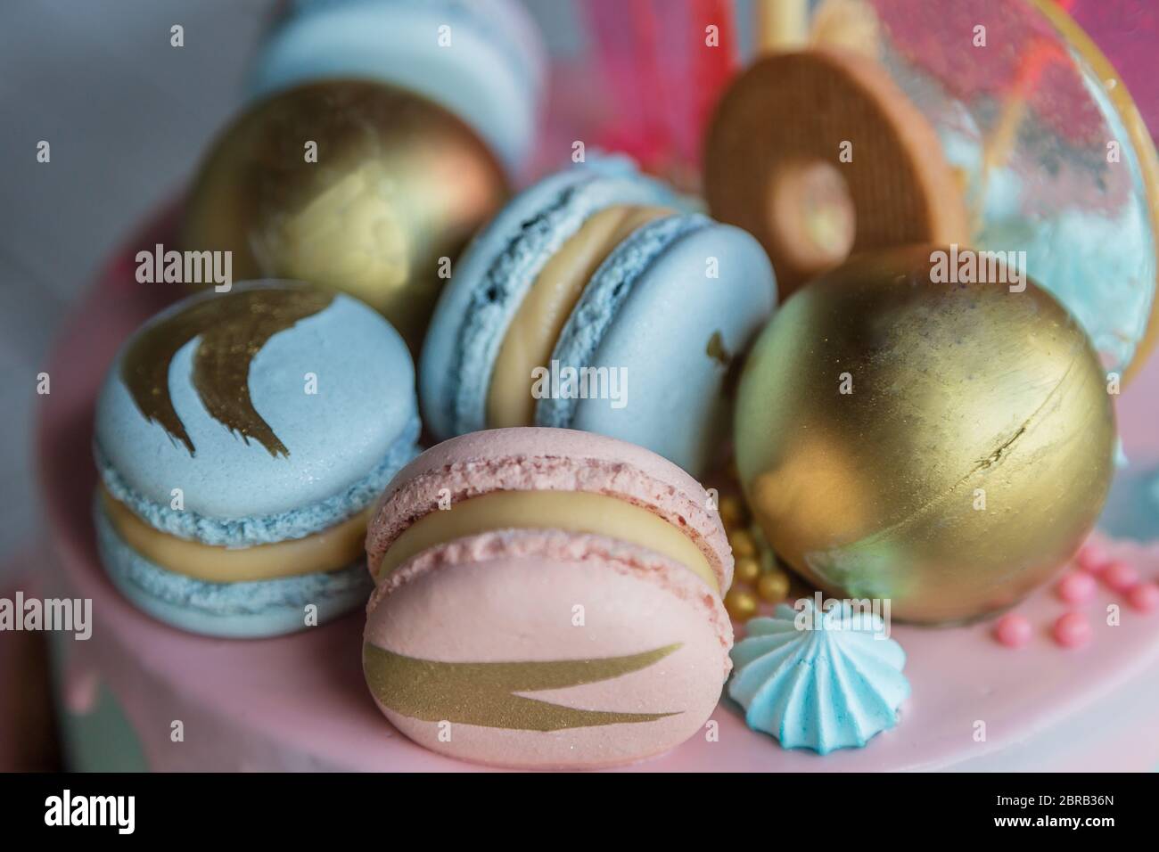 Bunte frischen Makronen auf Pastell Kuchen in vielen Ebenen auf die natürlichen Holz- Hintergrund. Süßigkeiten Konzept. Stockfoto