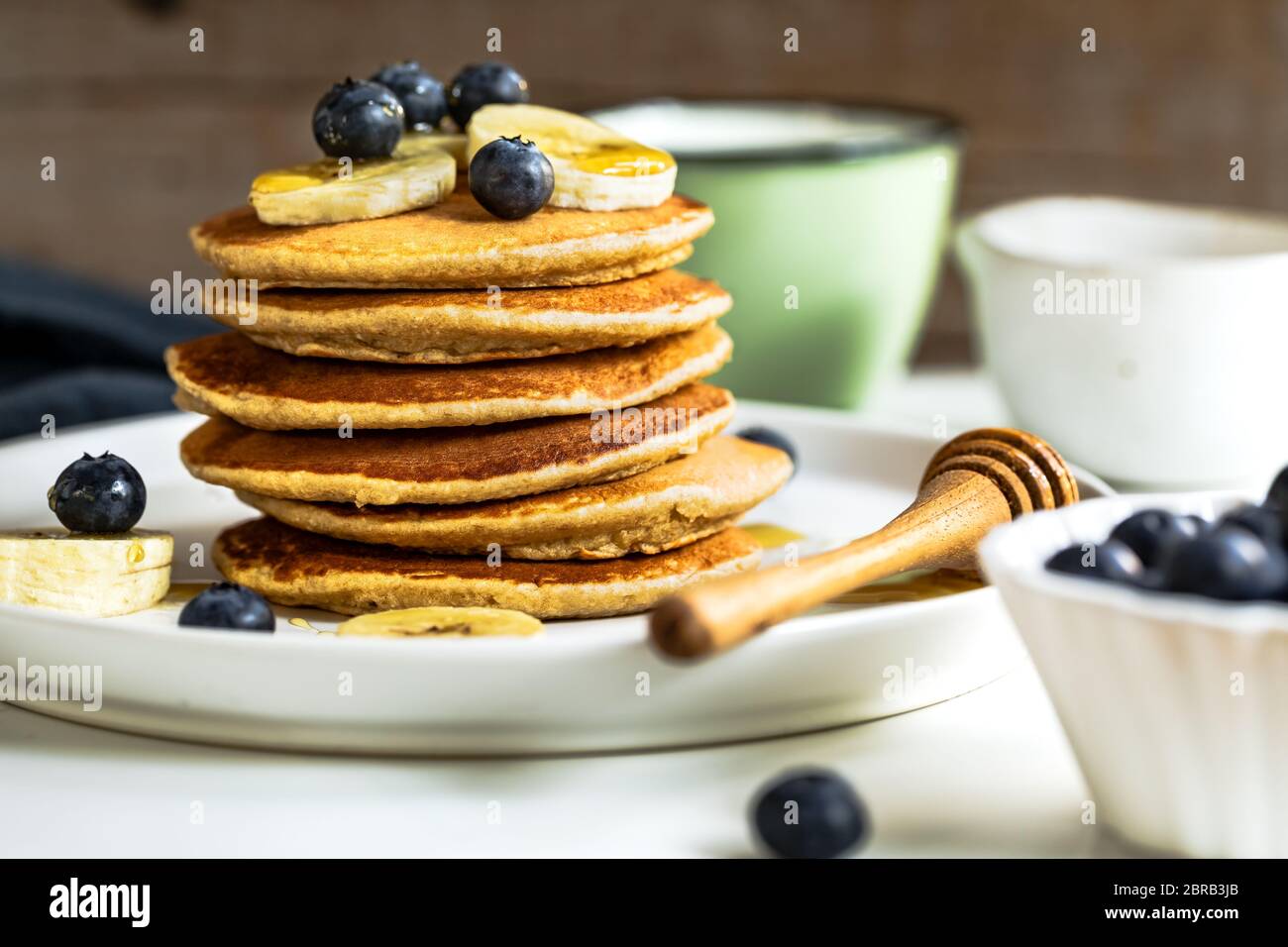 Stapel von Banane und Haferflocken Pfannkuchen mit frischen Heidelbeeren und Banane Stockfoto