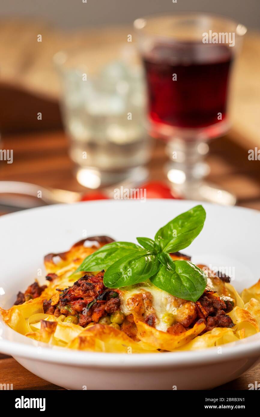 Tagliatelle mit Käse überbacken auf einer Platte Stockfoto