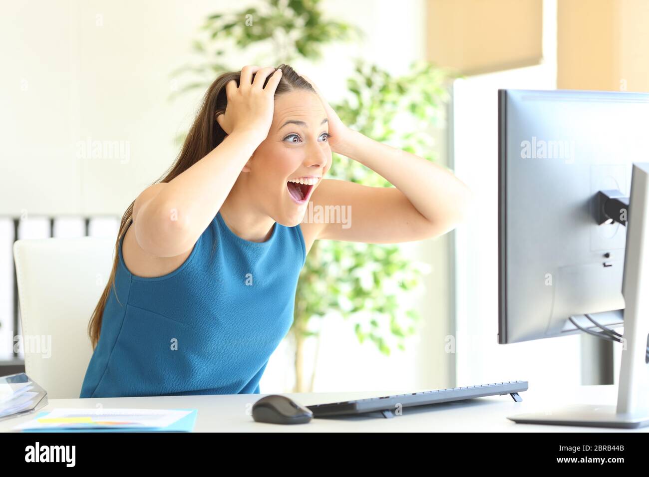 Unternehmer Überprüfen des Inhalts Erfolg feiern im Büro aufgeregt Stockfoto