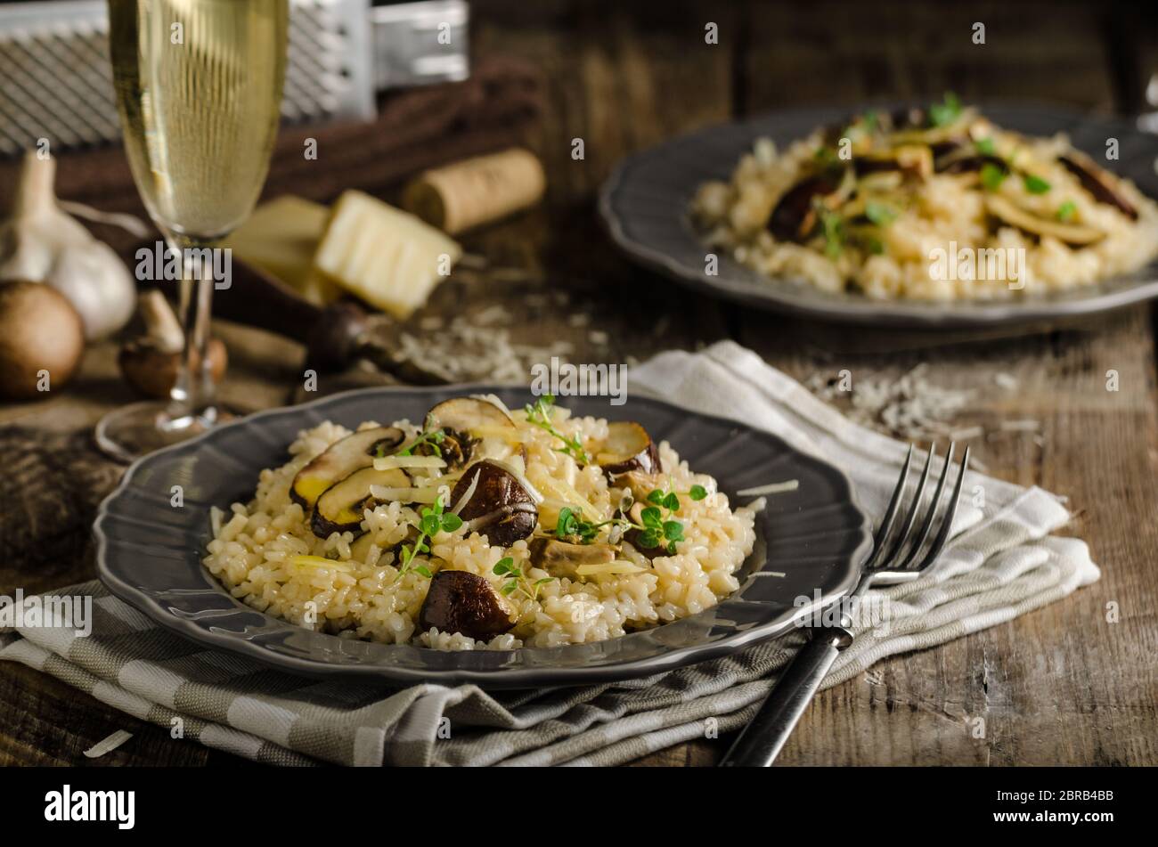 Original italienische Risotto mit Pilzen und Parmesan Stockfoto