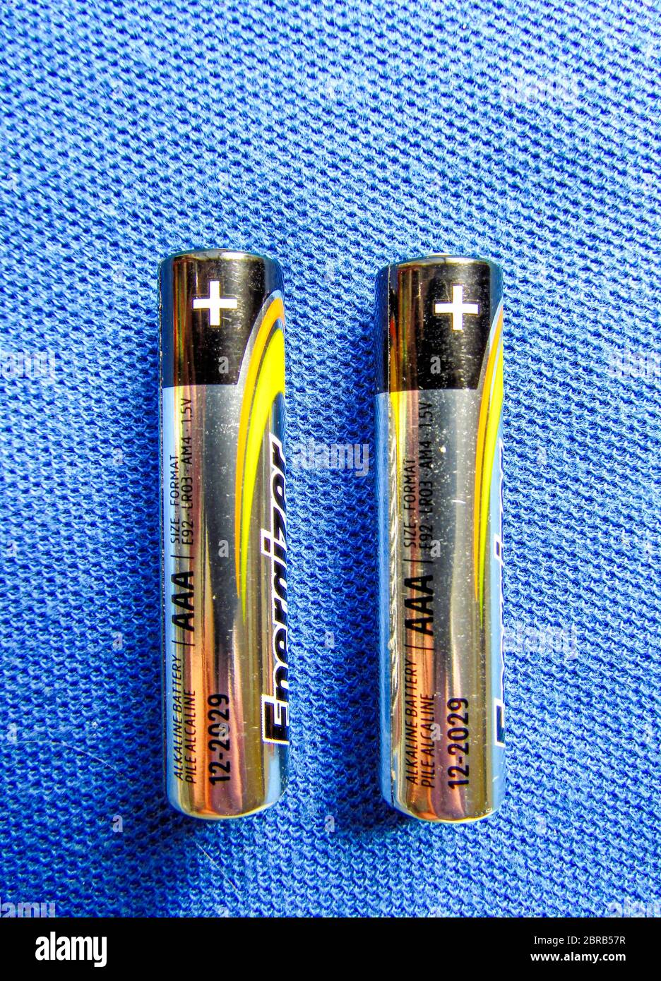 Zwei AAA-Batterien gegen Blau Stockfoto