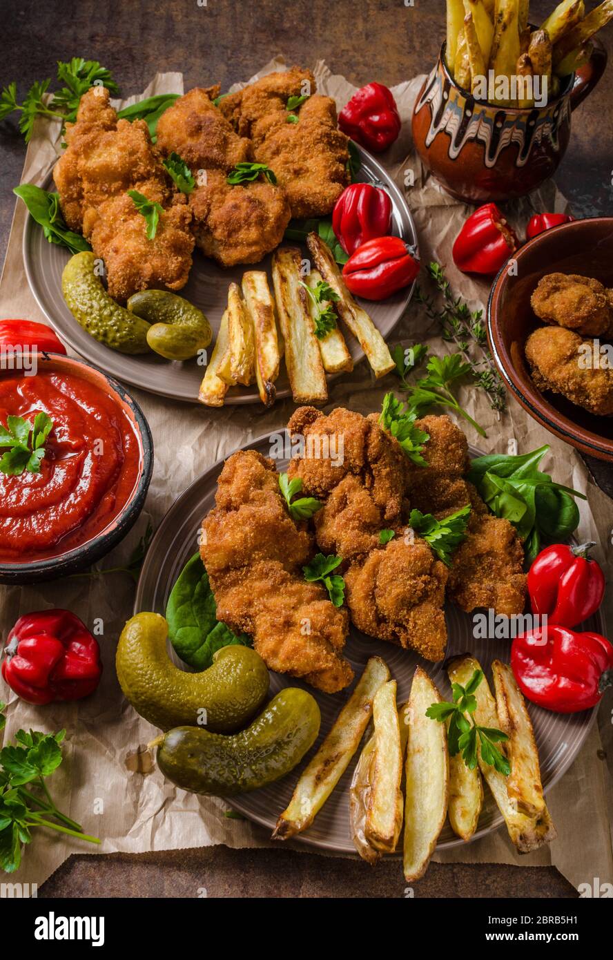 Original Wiener Schnitzel, Pommes frites hausgemacht, heiße Soße aus ...