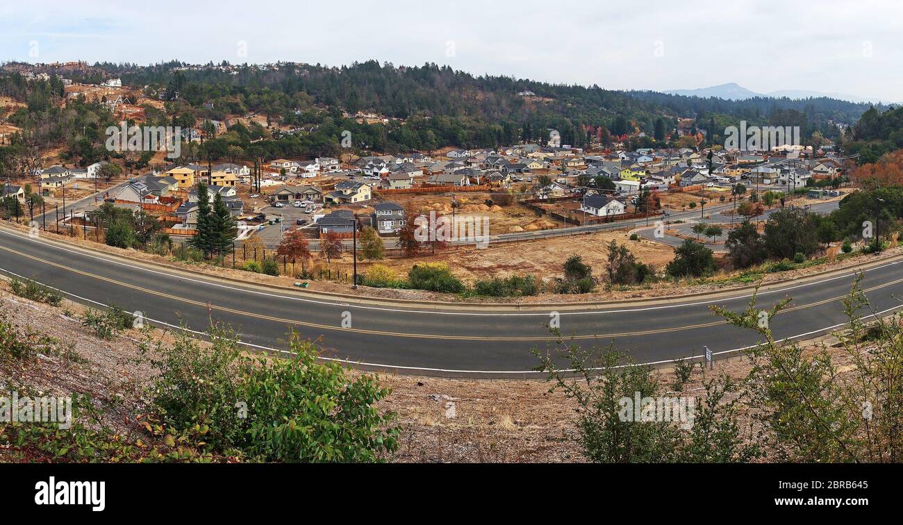 Panoramablick auf die Parker Hill Wohnanlage in Santa Rosa, die von Tubbs Fire zerstört wurde. Großer Bau und Wiederaufbau von Häusern. Stockfoto