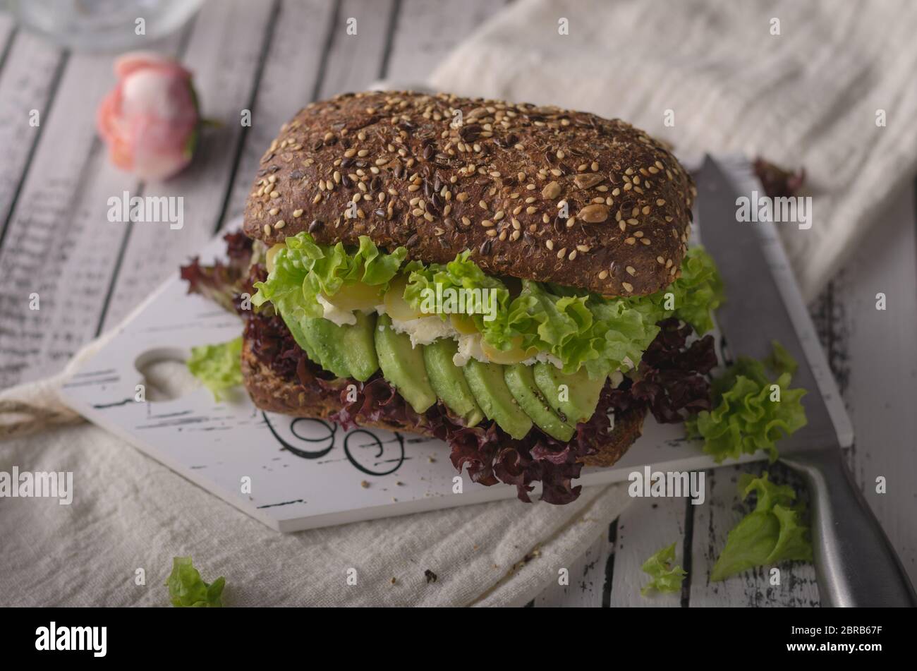 Hausgemachte avocado Salat Sandwich, Vollkornbrot, Essen Fotografie Stockfoto