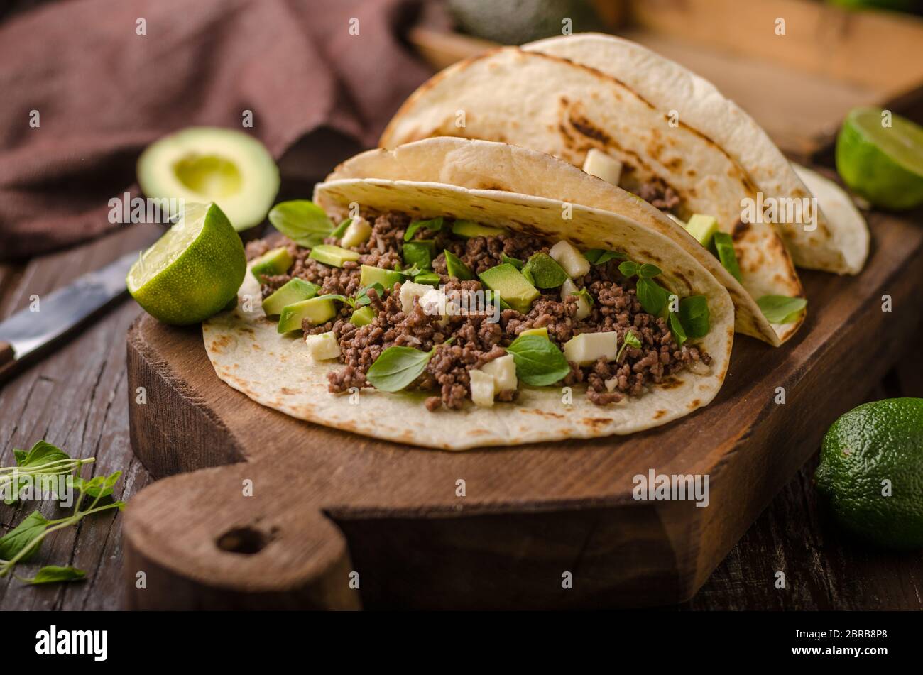 Hausgemachte Hackfleisch Tortilla, frischen Avocado und mozarella Käse delish Essen einfach Kochen, frische ingredience Stockfoto