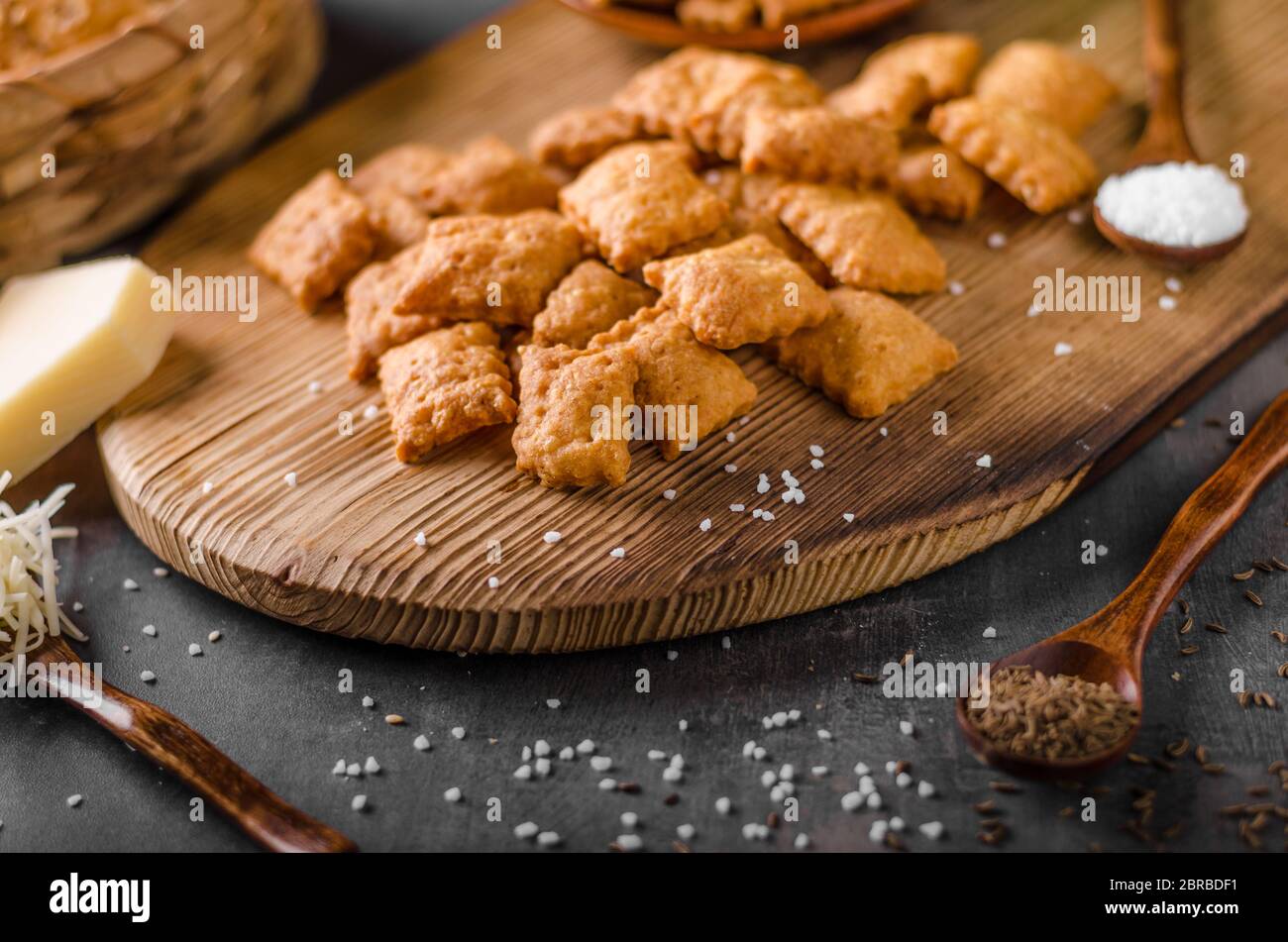 Hausgemachte Käsecracker, Food-Styled-Fotografie, leckeres Essen Stockfoto