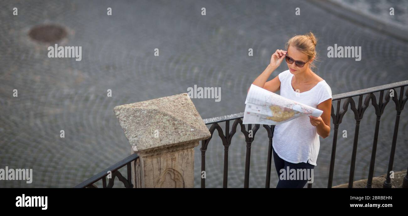 Hübsche junge weibliche Touristen eine Karte zu studieren, genießen, entdecken Sie eine neue Stadt, auf der Suche aufgeregt (flachen DOF; getönten Farbbild) Stockfoto