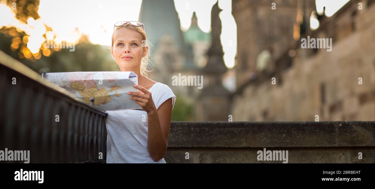 Hübsche junge weibliche Touristen eine Karte zu studieren, genießen, entdecken Sie eine neue Stadt, auf der Suche aufgeregt (flachen DOF; getönten Farbbild) Stockfoto