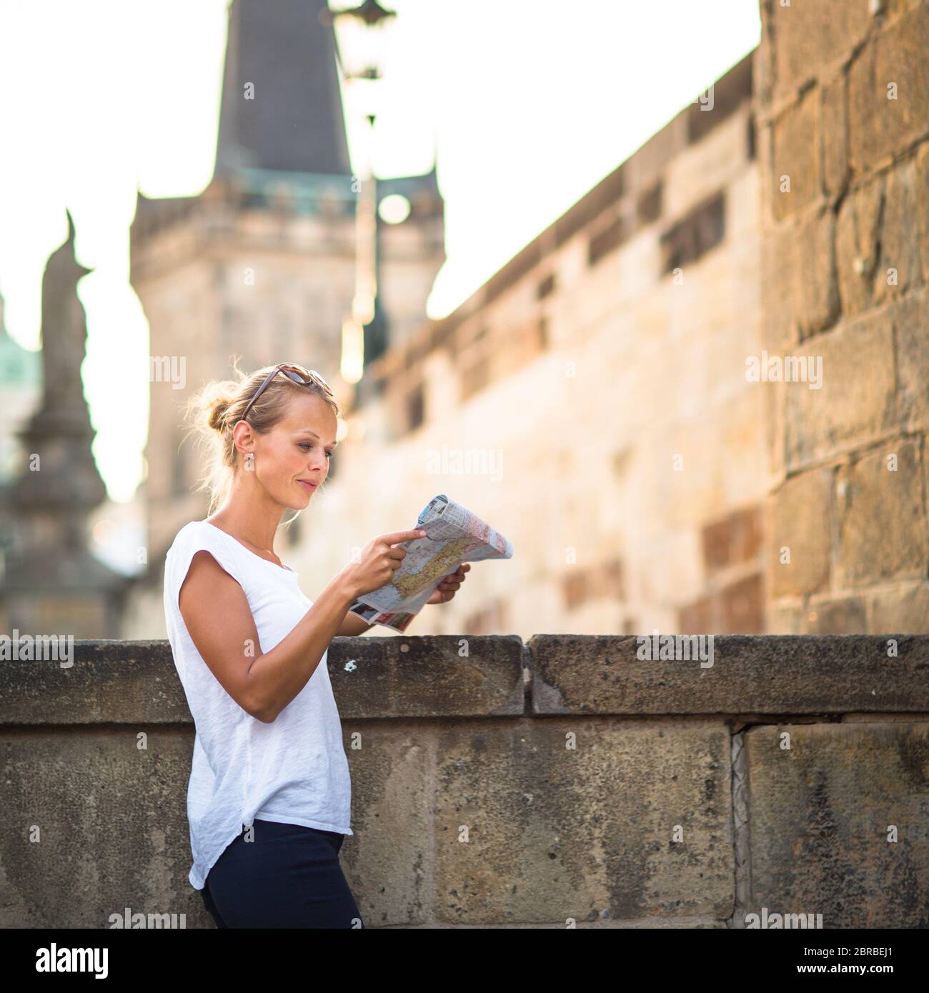 Hübsche junge weibliche Touristen eine Karte zu studieren, genießen, entdecken Sie eine neue Stadt, auf der Suche aufgeregt (flachen DOF; getönten Farbbild) Stockfoto