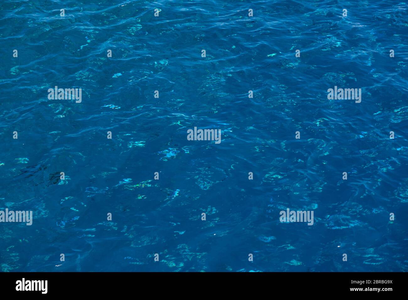 Nahaufnahme von rauer Wasseroberfläche Textur mit Spritzern und Blasen in mintblau Farbe. Meer Meer frisch abstrakt Natur Hintergrund. Stockfoto
