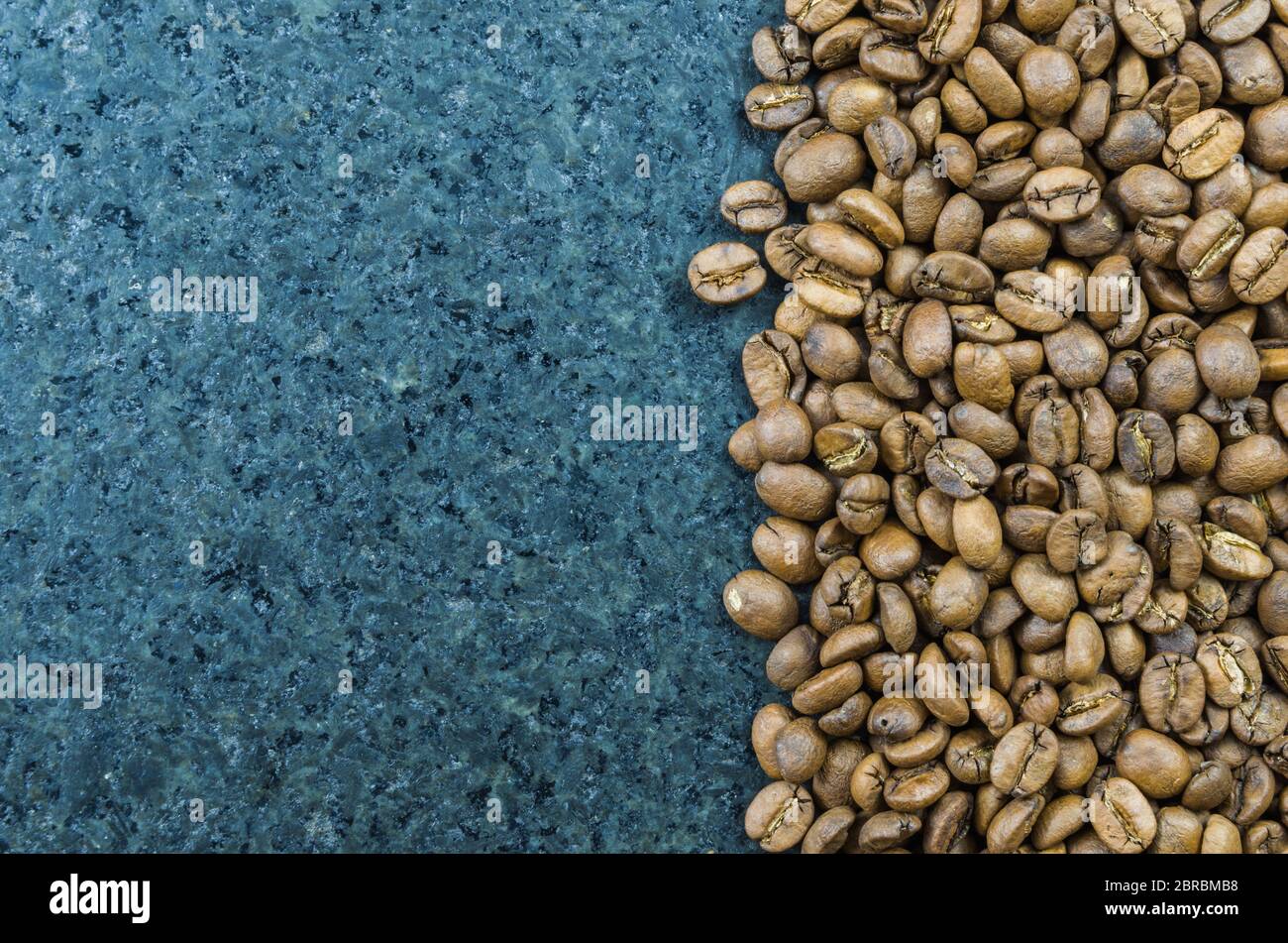 Textur, Hintergrund der Kaffeebohnen, roh. Stockfoto