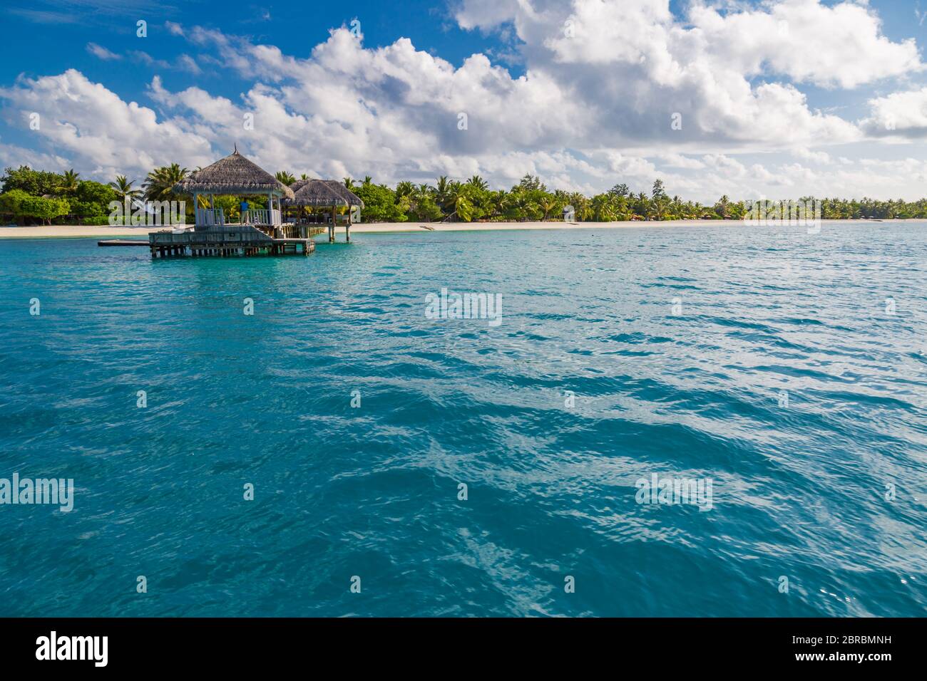 Wunderschönes maledivischer Atoll mit weißem Strand vom Meer aus gesehen. Tropische Lagune und Inselparadies Stockfoto