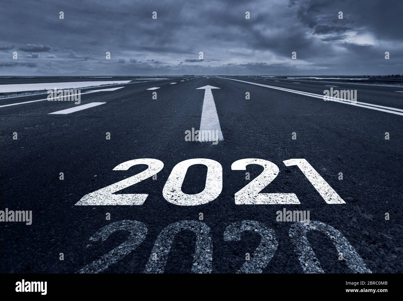 Eine Wüstenstraße mit der Inschrift 2021 2020. Konzept des abgehenden alten Jahres und neue Ziele. Stockfoto