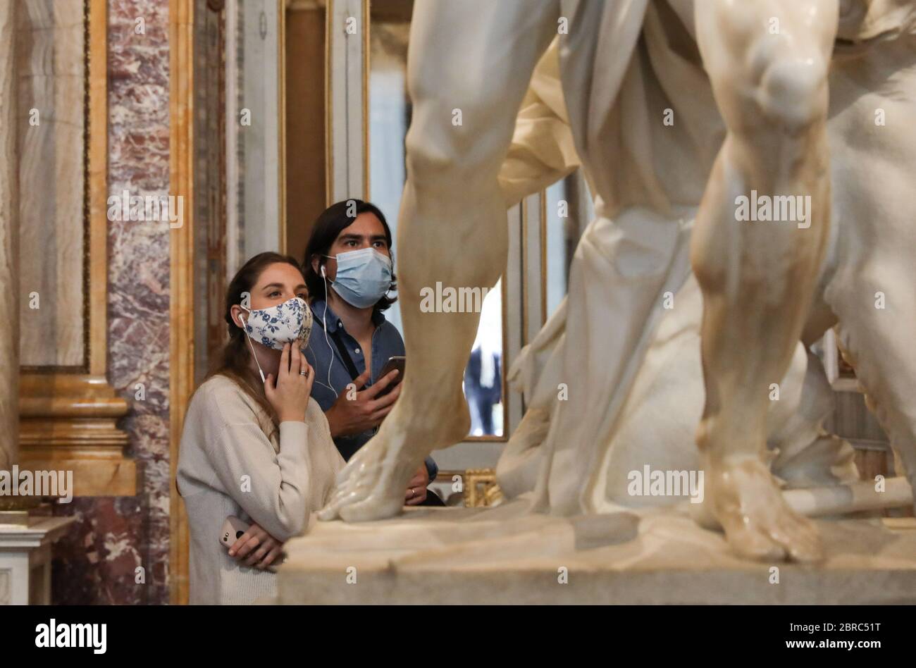 Rom, Italien. Mai 2020. Besucher mit Gesichtsmasken besuchen die Galleria Borghese in Rom, Italien, 20. Mai 2020. Italienische führende Museen und Kulturstätten legen heute Pläne für die Phase nach der Sperrung fest, die strengen Sicherheitsprotokollen entsprechen, um eine Ansteckung des Coronavirus zu vermeiden, und hoffen auf eine neue Beziehung mit den Besuchern. Kredit: Cheng Tingting/Xinhua/Alamy Live News Stockfoto